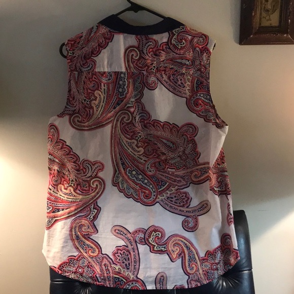 Paisley rules in this cute top with navy blue trim - Picture 6 of 6